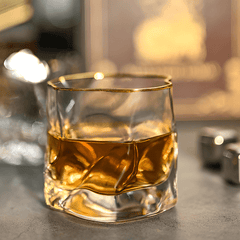 Kristallen whiskyglas met reliëfstructuur en goudkleurig accent