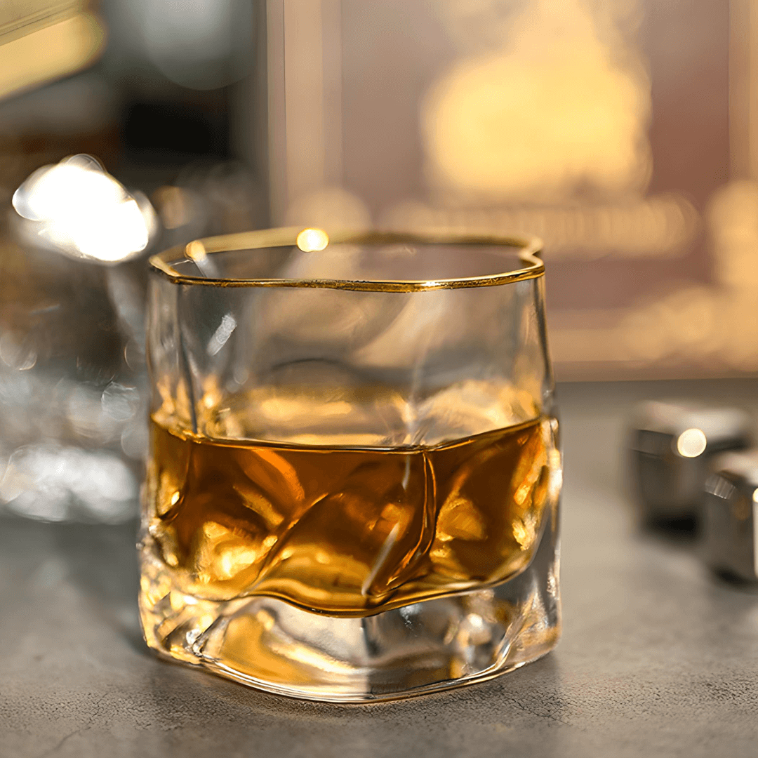 Kristallen whiskyglas met reliëfstructuur en goudkleurig accent