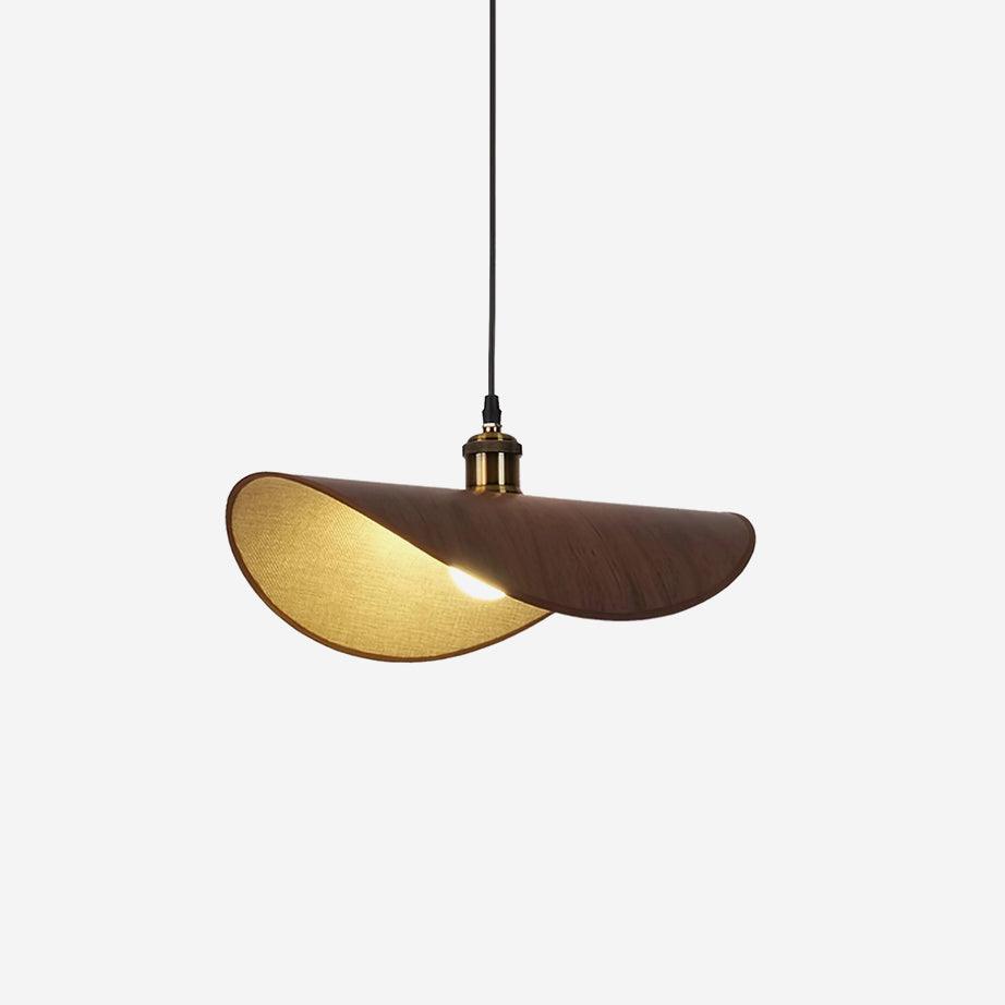 Hanglamp met ronde linnen kap en houten accenten boven een eettafel