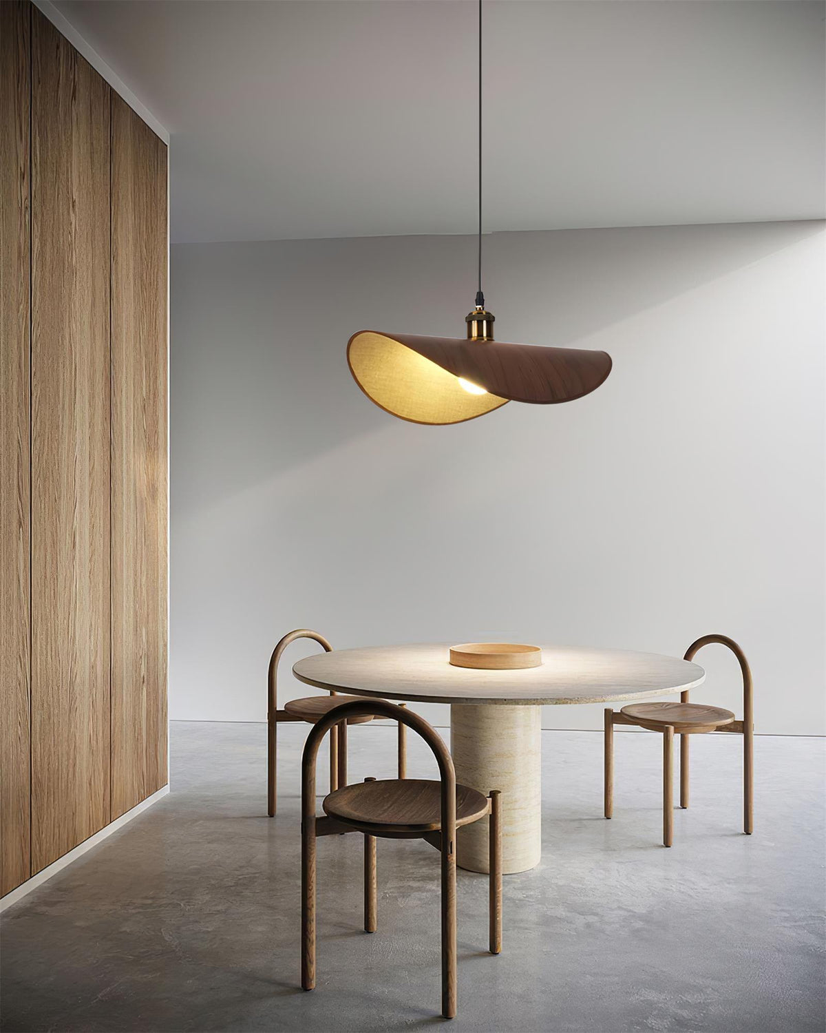 Hanglamp met ronde linnen kap en houten accenten boven een eettafel