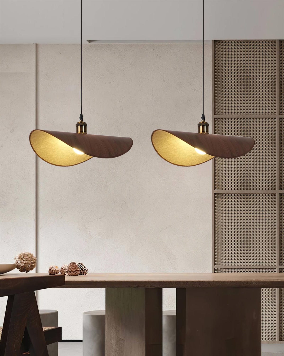 Hanglamp met ronde linnen kap en houten accenten boven een eettafel
