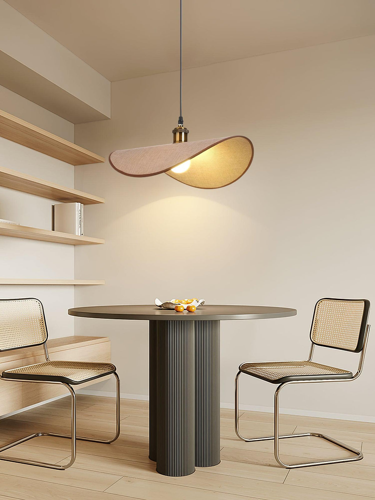 Hanglamp met ronde linnen kap en houten accenten boven een eettafel
