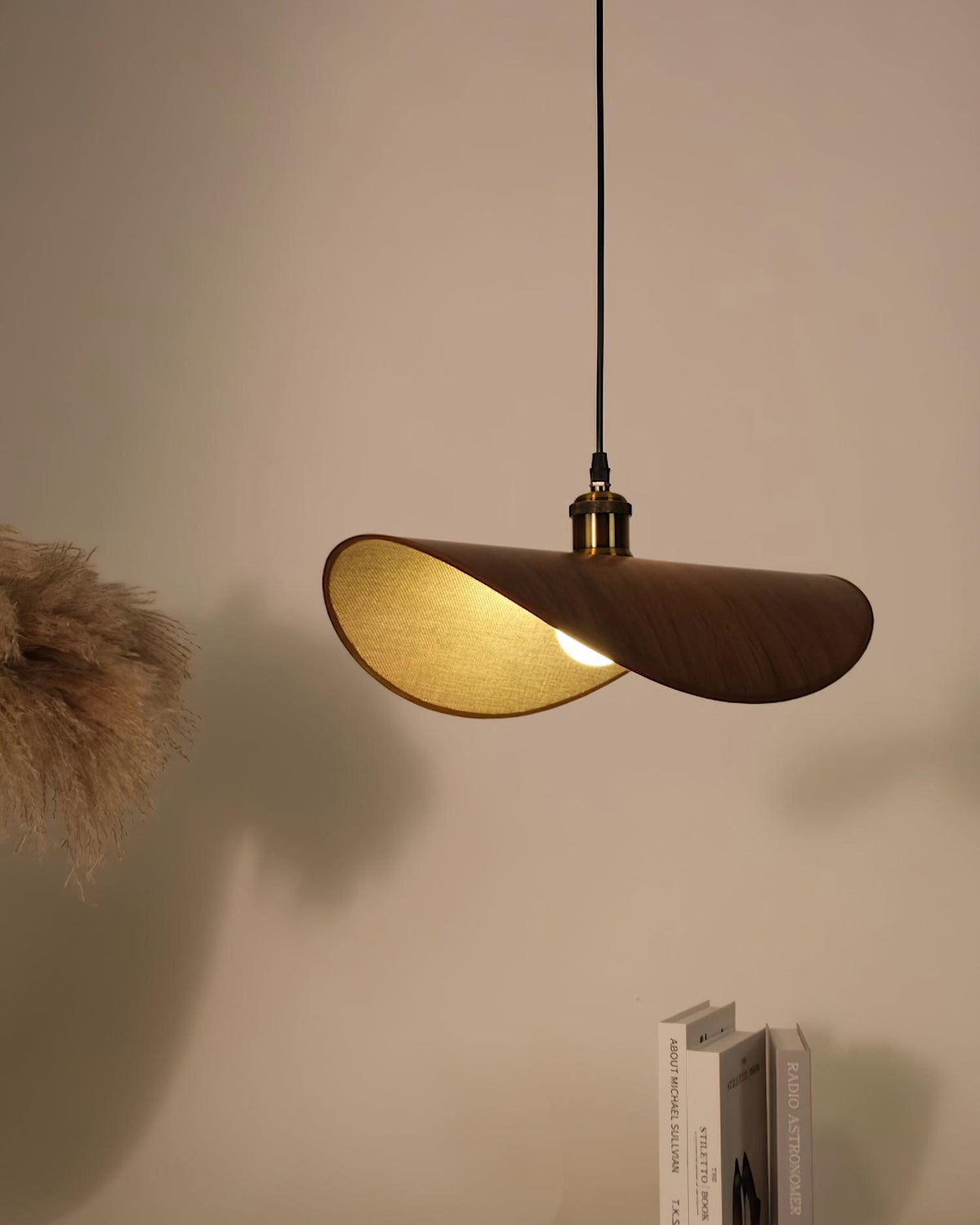 Hanglamp met ronde linnen kap en houten accenten boven een eettafel