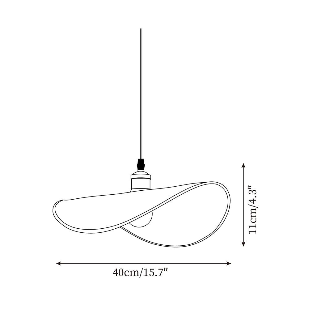 Hanglamp met ronde linnen kap en houten accenten boven een eettafel