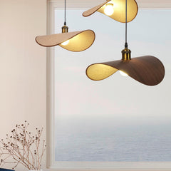 Hanglamp met ronde linnen kap en houten accenten boven een eettafel