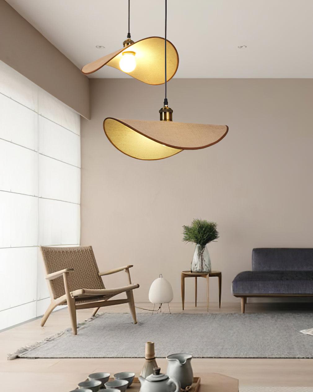 Hanglamp met ronde linnen kap en houten accenten boven een eettafel