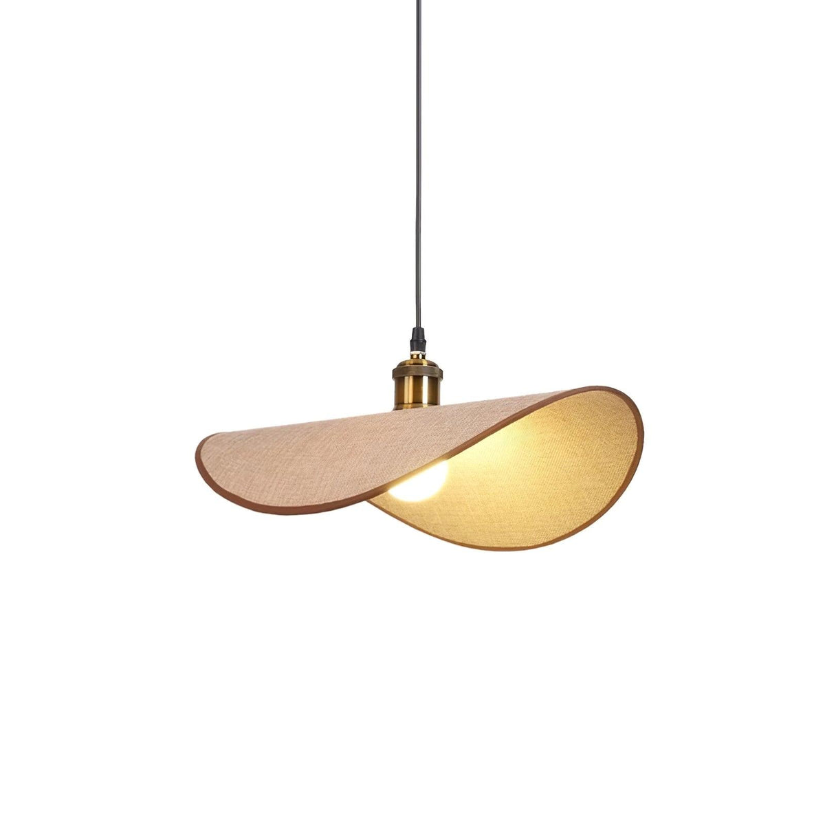 Hanglamp met ronde linnen kap en houten accenten boven een eettafel
