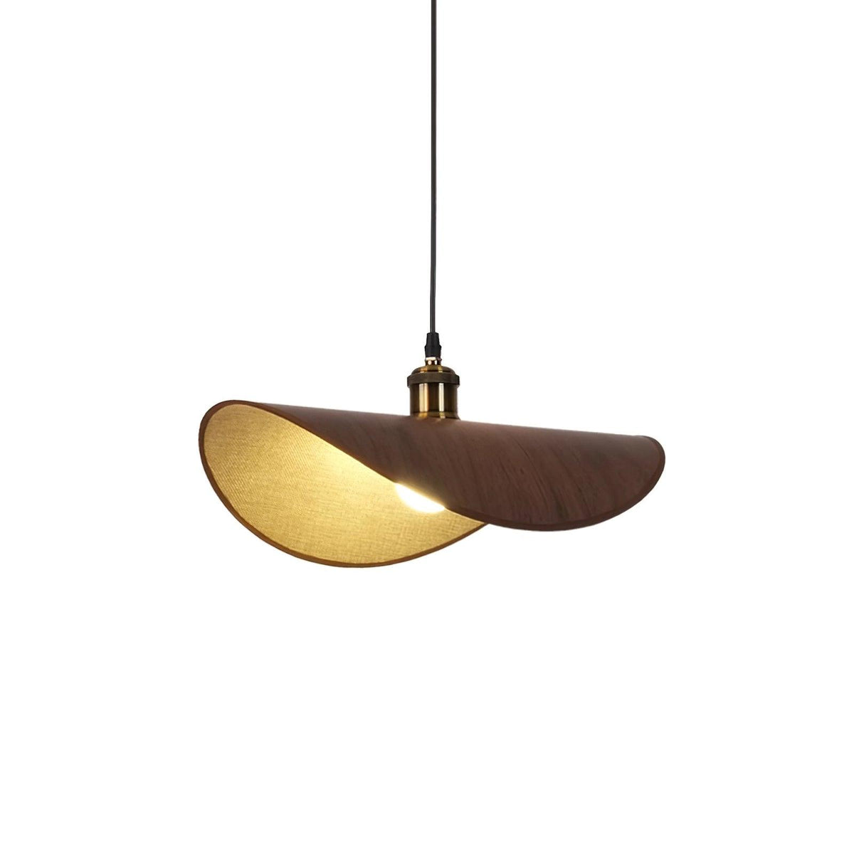 Hanglamp met ronde linnen kap en houten accenten boven een eettafel