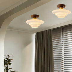 Plafondlamp van walnoot hout met glazen kap en koperen details