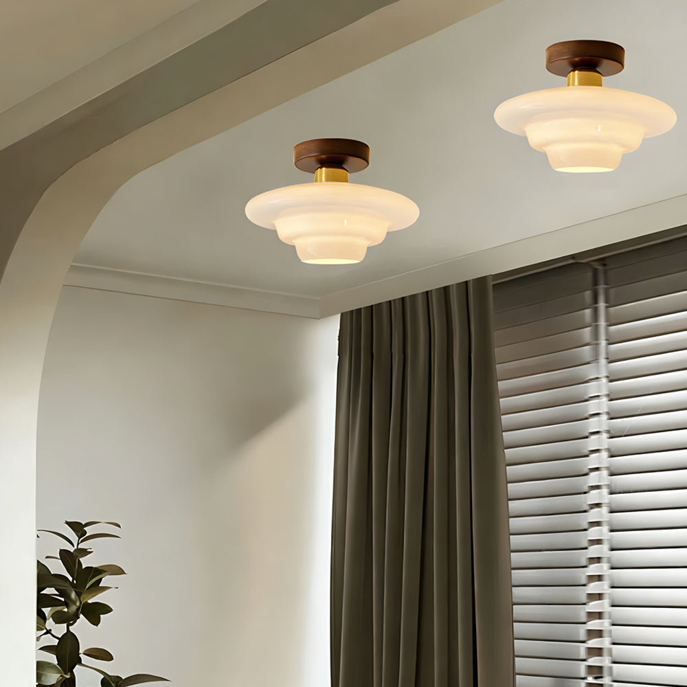 Plafondlamp van walnoot hout met glazen kap en koperen details