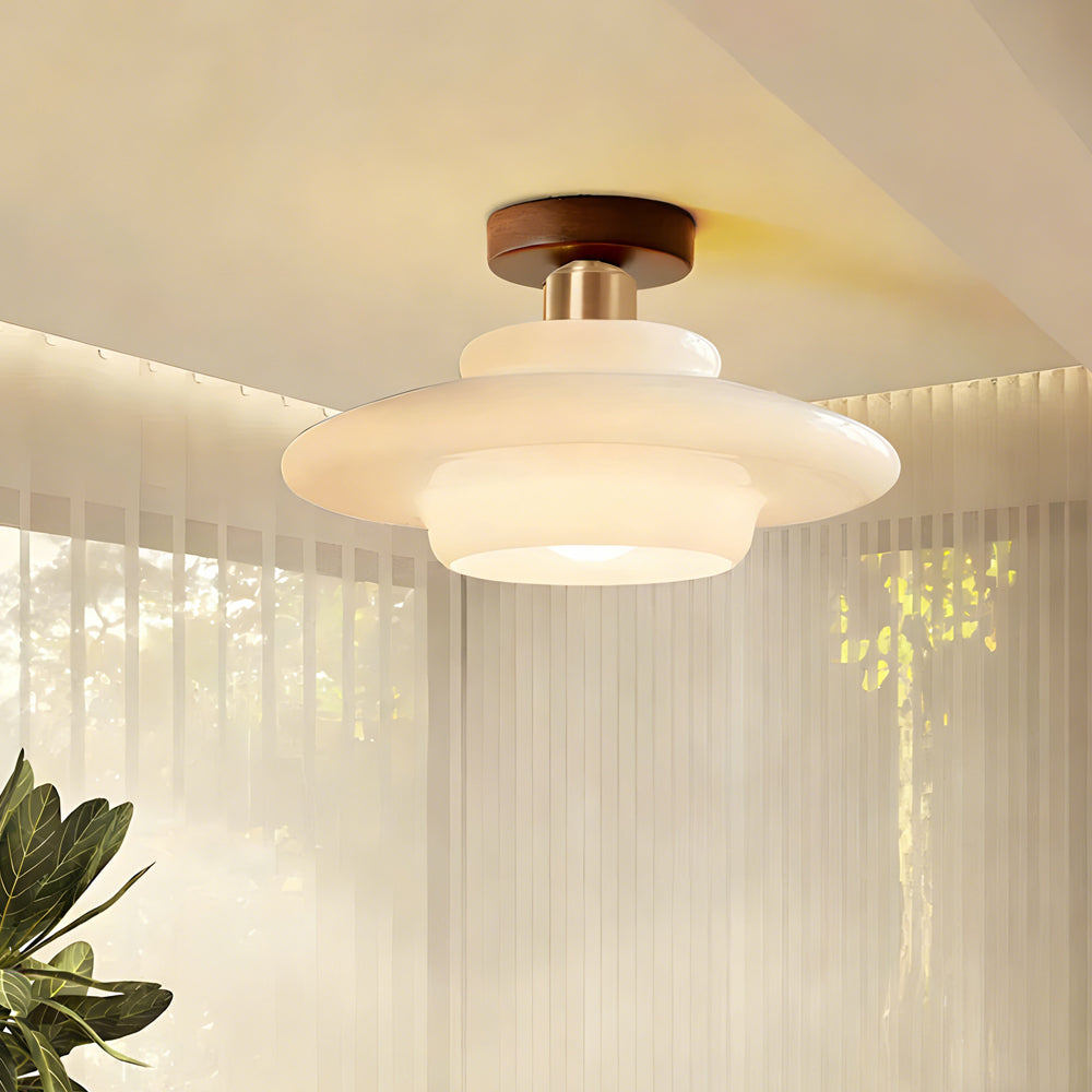 Plafondlamp van walnoot hout met glazen kap en koperen details
