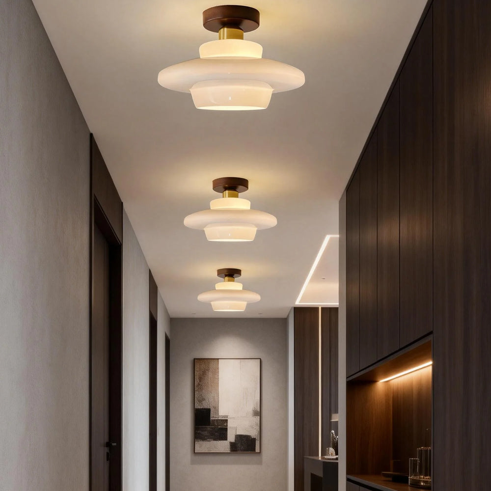 Plafondlamp van walnoot hout met glazen kap en koperen details