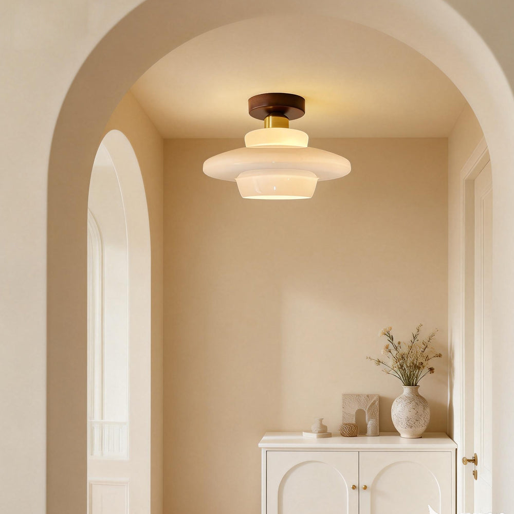 Plafondlamp van walnoot hout met glazen kap en koperen details