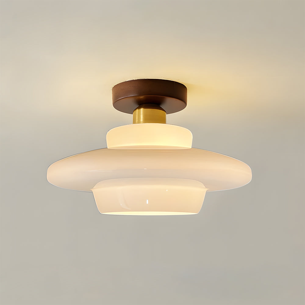 Plafondlamp van walnoot hout met glazen kap en koperen details