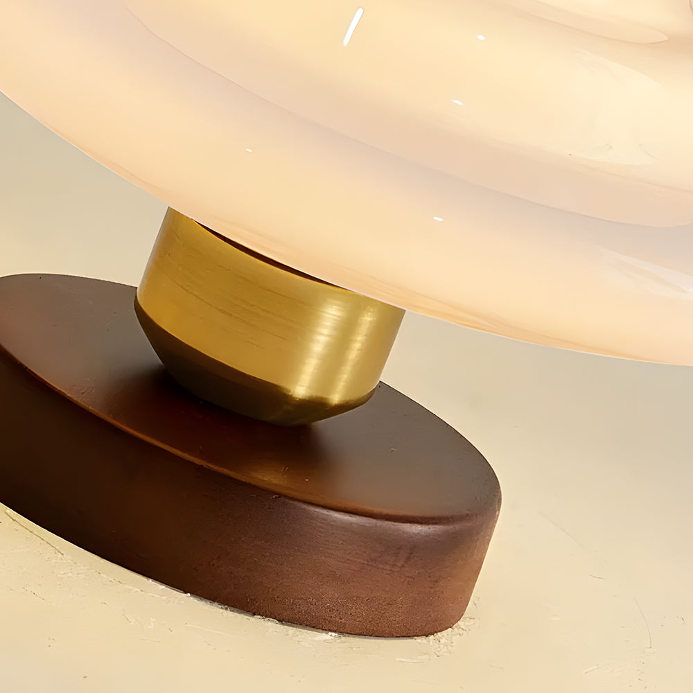 Plafondlamp van walnoot hout met glazen kap en koperen details
