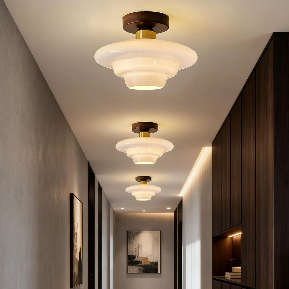Plafondlamp van walnoot hout met glazen kap en koperen details