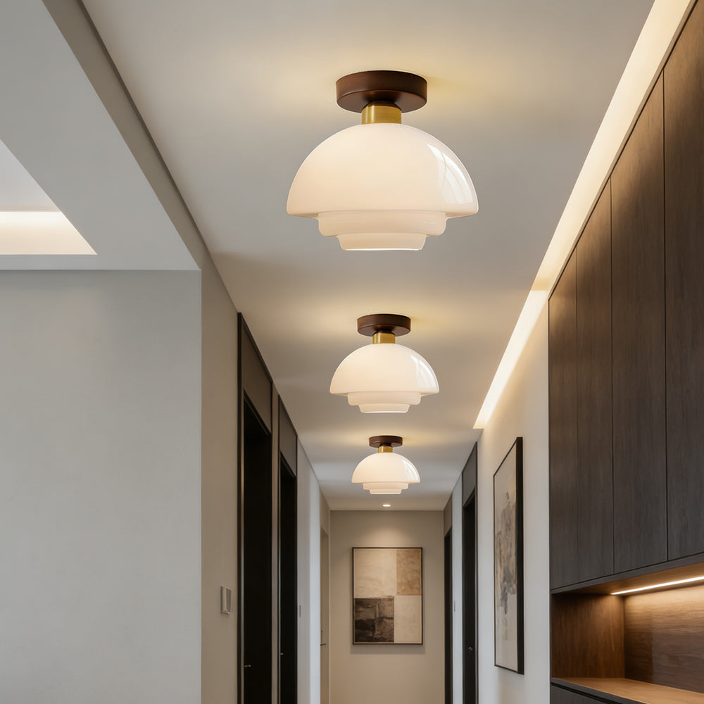 Plafondlamp van walnoot hout met glazen kap en koperen details