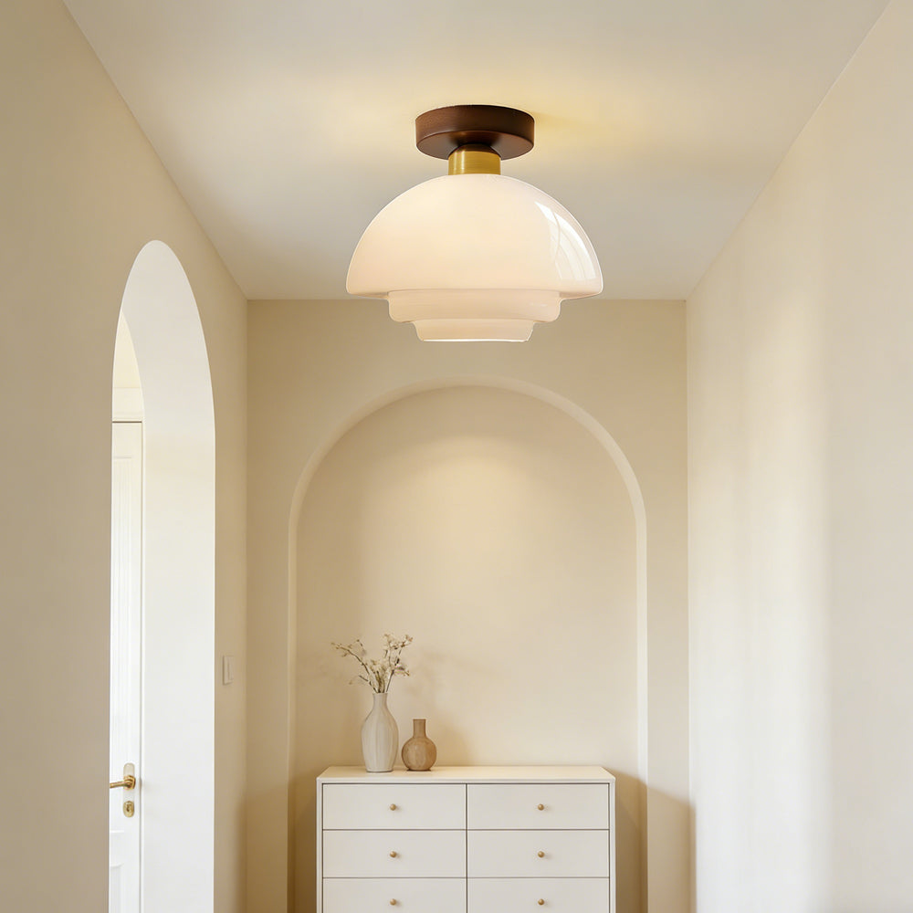 Plafondlamp van walnoot hout met glazen kap en koperen details