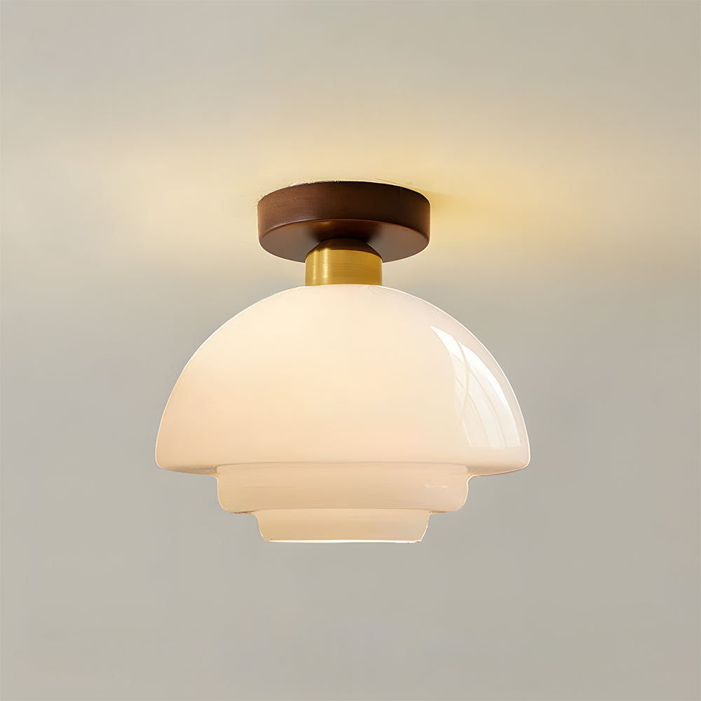 Plafondlamp van walnoot hout met glazen kap en koperen details