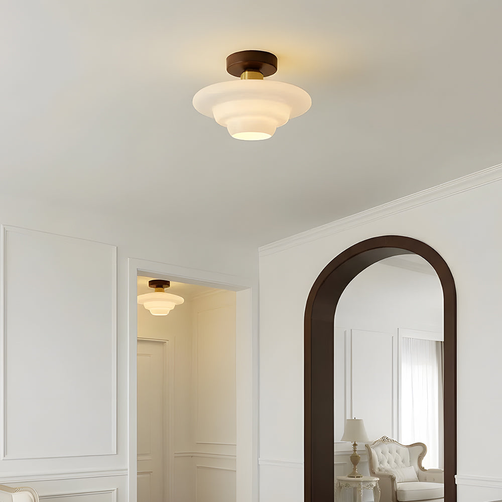 Plafondlamp van walnoot hout met glazen kap en koperen details