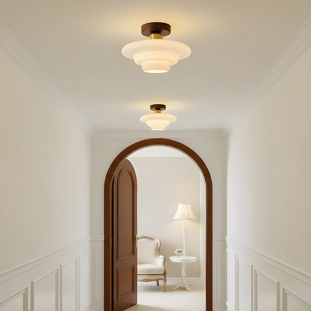 Plafondlamp van walnoot hout met glazen kap en koperen details