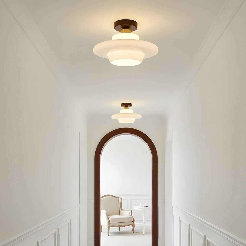 Plafondlamp van walnoot hout met glazen kap en koperen details
