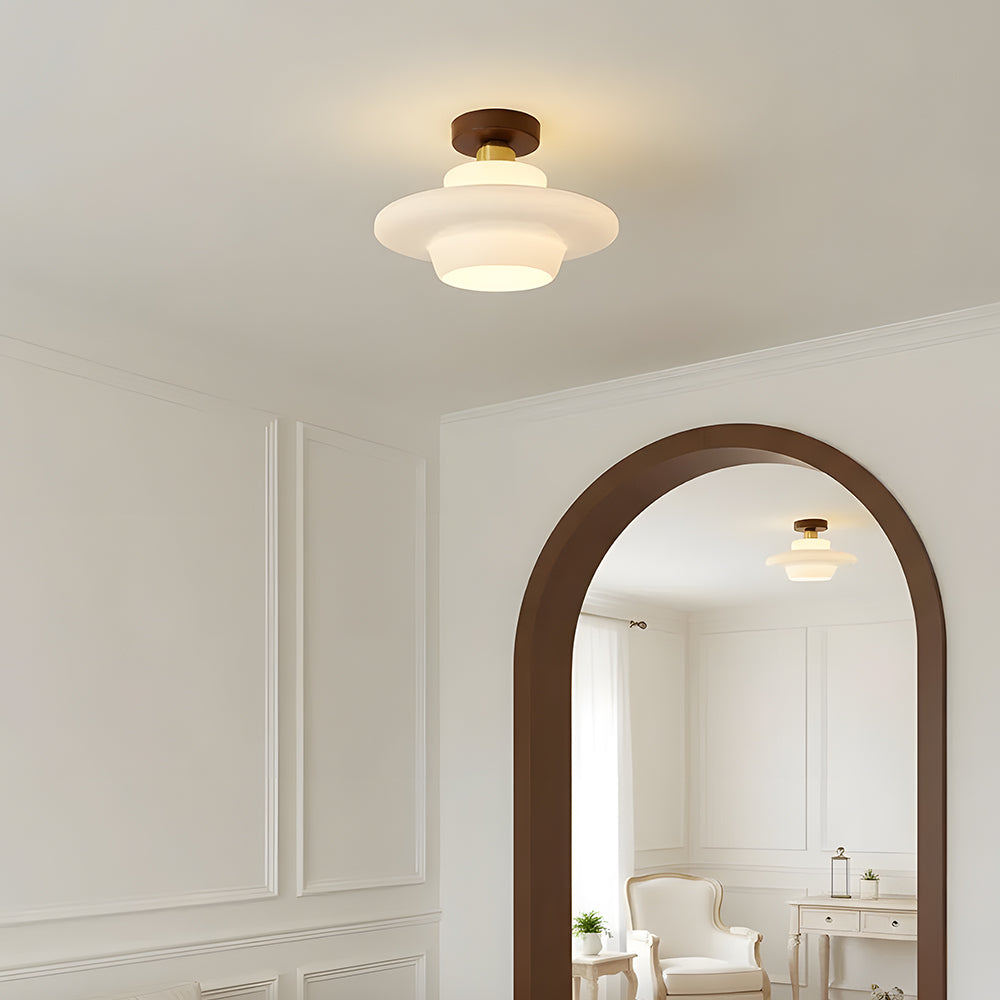 Plafondlamp van walnoot hout met glazen kap en koperen details