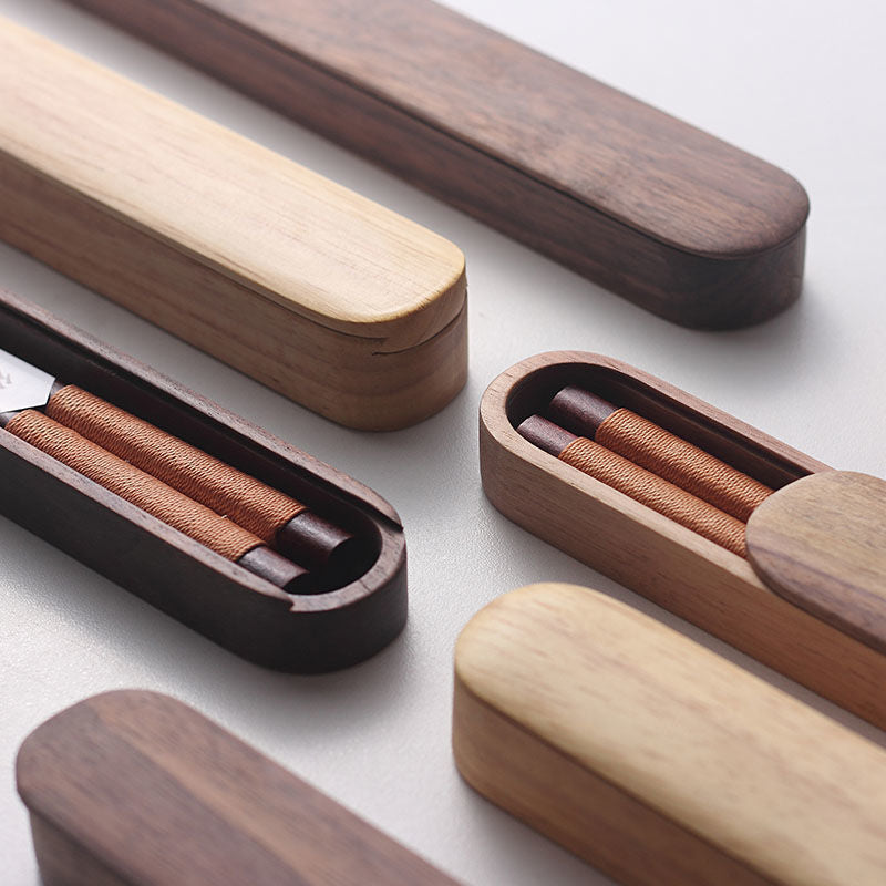 Houten eetstokjes met touwwikkeling bij de greep en houten doos