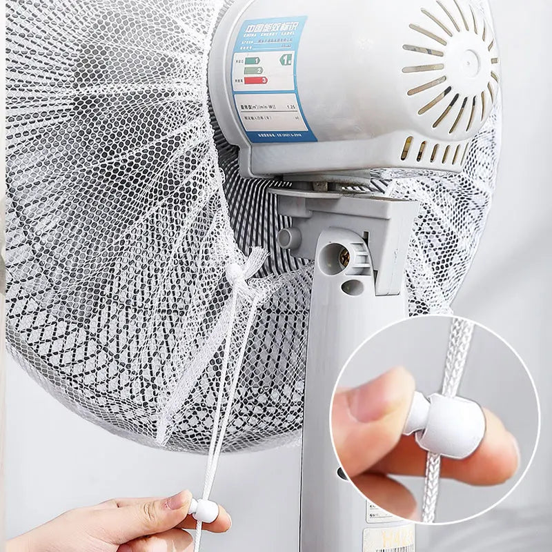 Stofhoes over een staande ventilator