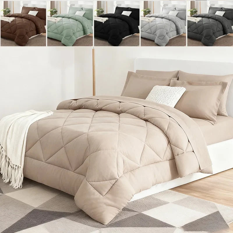 Effen polyester dekbed op een bed
