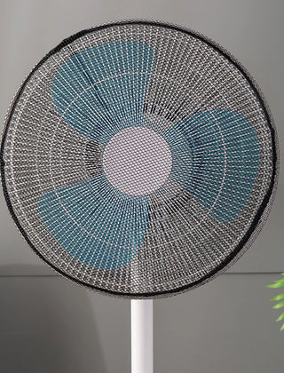 Stofhoes over een staande ventilator