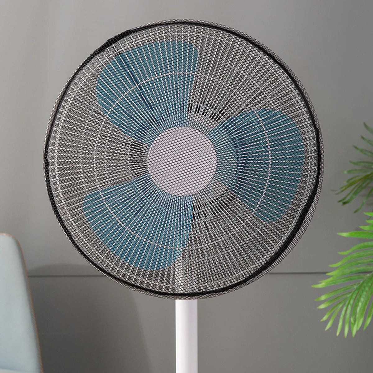 Stofhoes over een staande ventilator