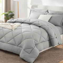 Effen polyester dekbed op een bed