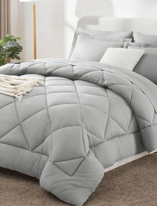 Effen polyester dekbed op een bed