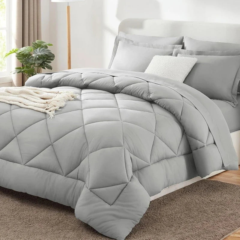 Effen polyester dekbed op een bed