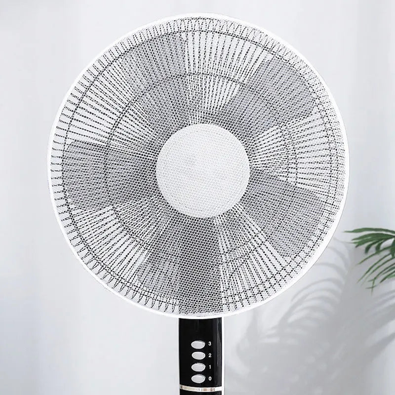 Stofhoes over een staande ventilator