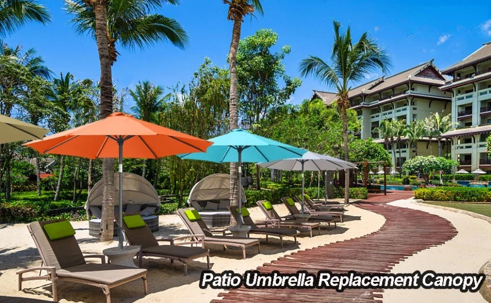 Vervangend parasoldoek op een parasol in de tuin