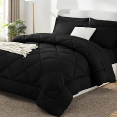 Effen polyester dekbed op een bed