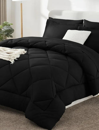 Effen polyester dekbed op een bed