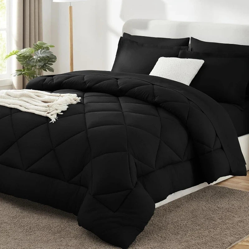Effen polyester dekbed op een bed