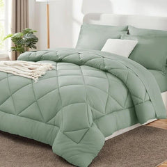 Effen polyester dekbed op een bed