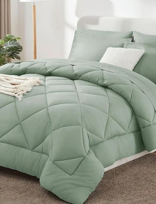 Effen polyester dekbed op een bed