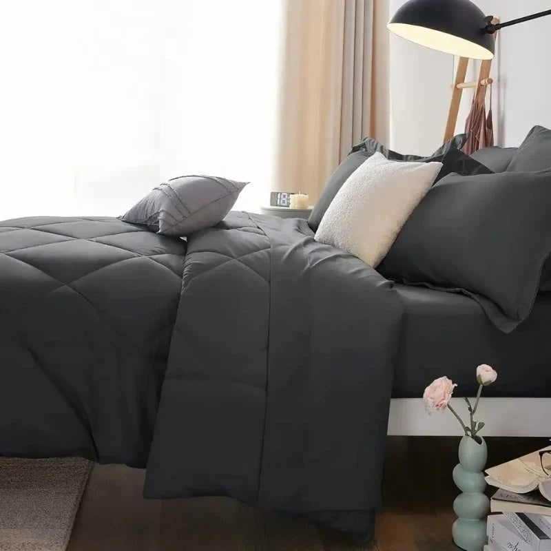 Effen polyester dekbed op een bed