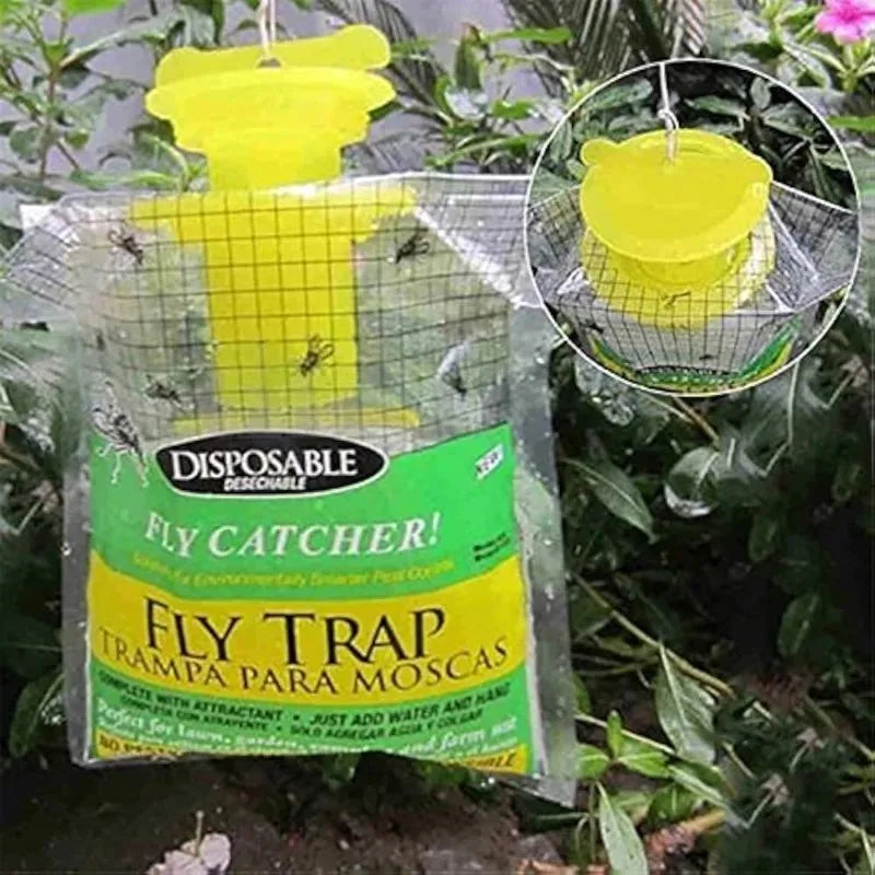 Waterdichte vliegenval zak opgehangen in de tuin