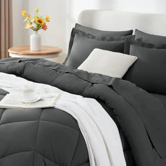 Effen polyester dekbed op een bed