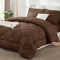 Effen polyester dekbed op een bed