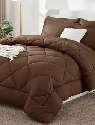 Effen polyester dekbed op een bed