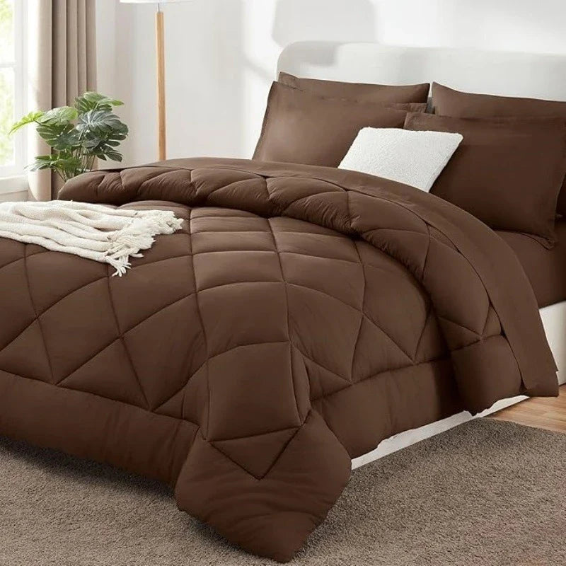 Effen polyester dekbed op een bed