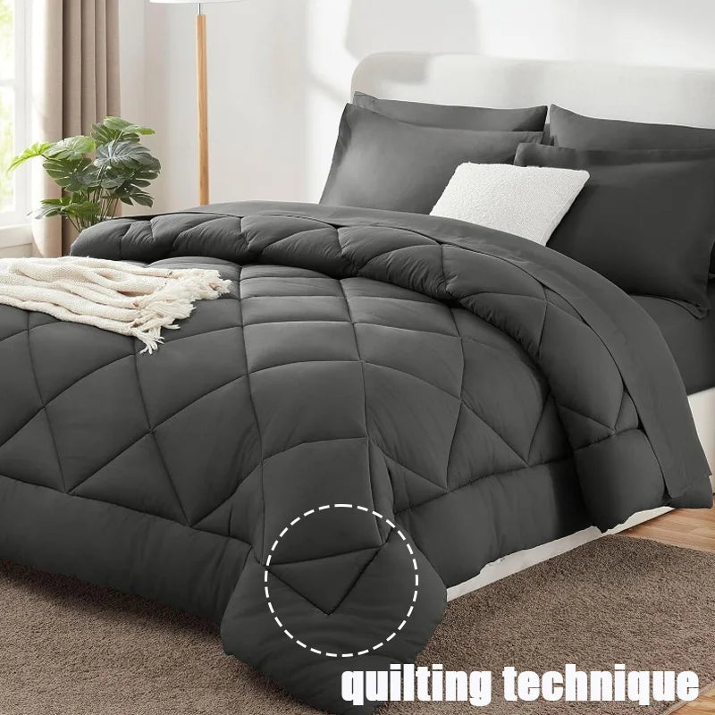 Effen polyester dekbed op een bed