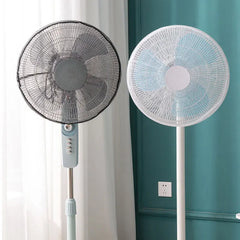 Stofhoes over een staande ventilator